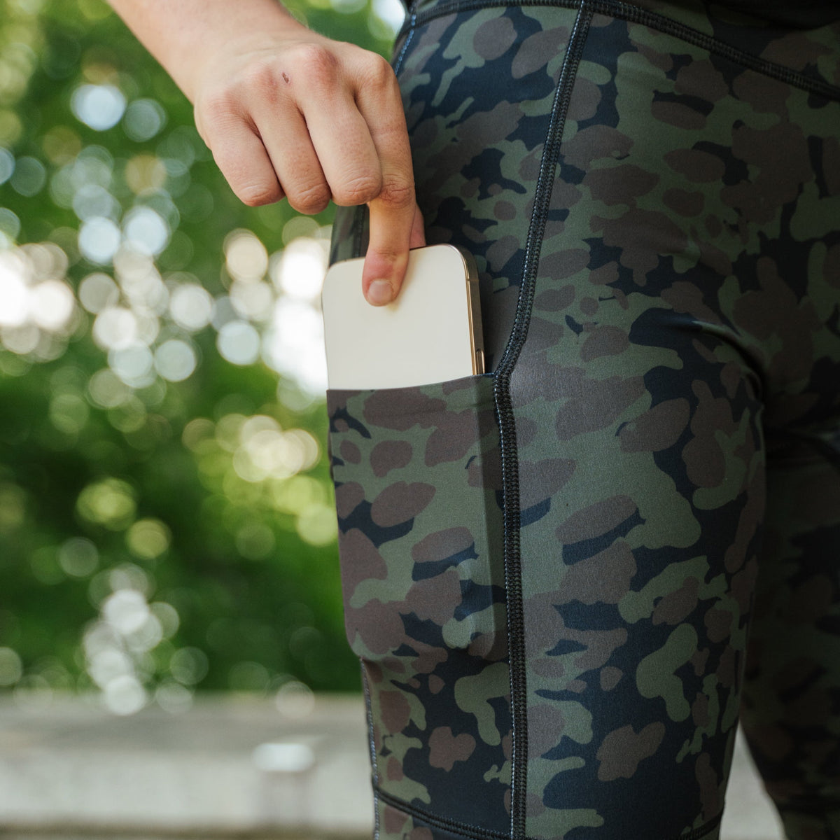 Womens Flexion 8" Compression Short - The Range Camo